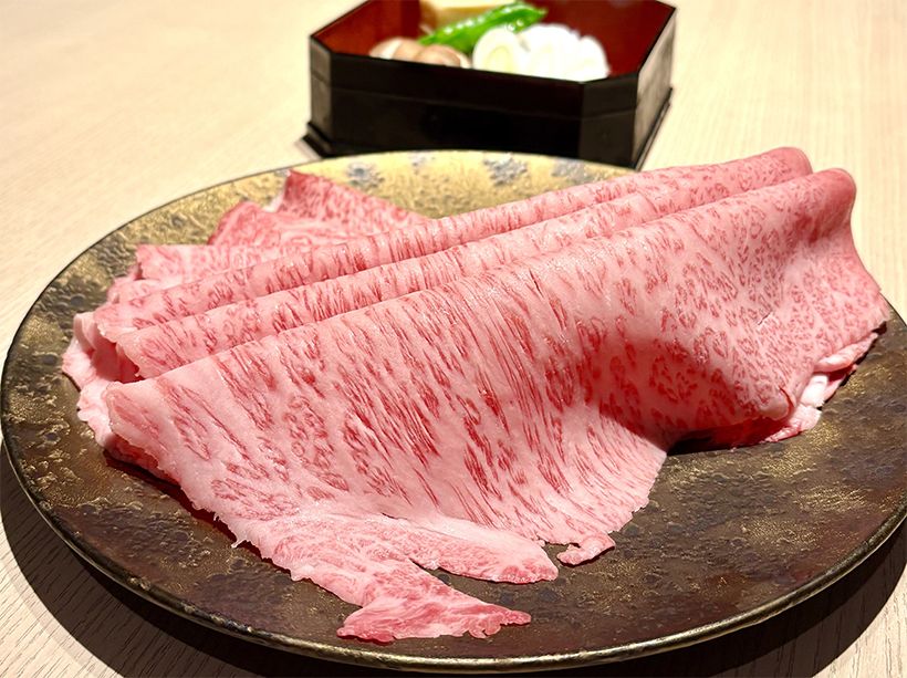 細やかにさしが入った山形牛は、火を入れることで脂の甘みが際立ち、すっとほどける口あたりに。