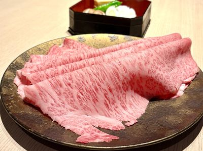 細やかにさしが入った山形牛は、火を入れることで脂の甘みが際立ち、すっとほどける口あたりに。