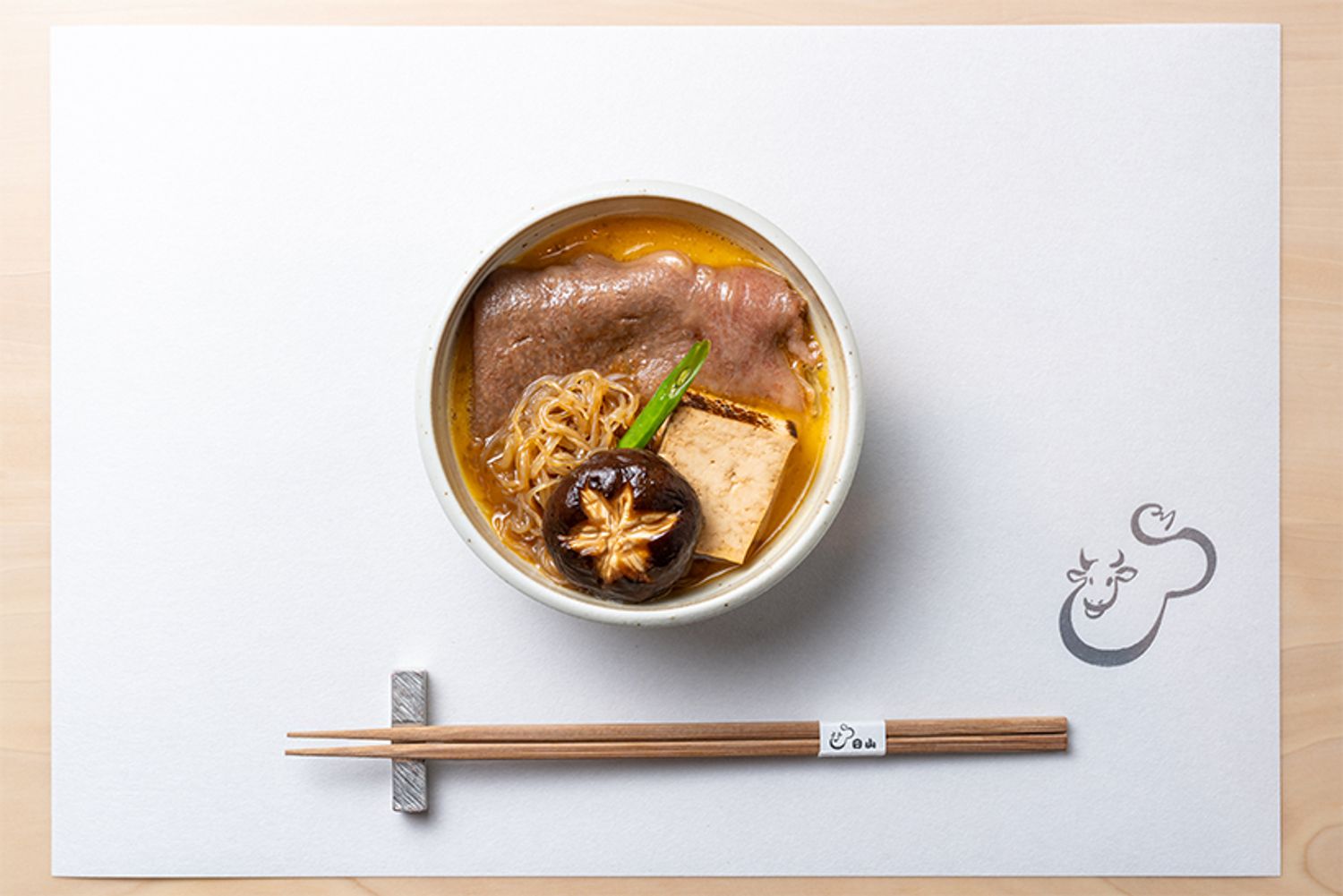 焼き加減も味付けも絶妙なすき焼き。締めは、残った卵を白米にかけて絶品の卵かけご飯に。