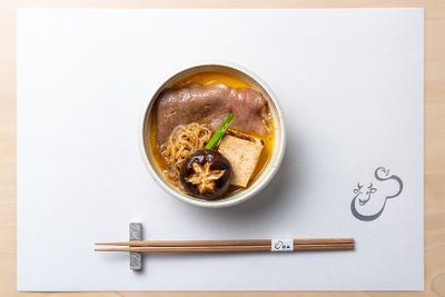 焼き加減も味付けも絶妙なすき焼き。締めは、残った卵を白米にかけて絶品の卵かけご飯に。