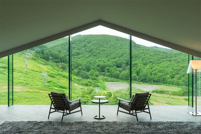 日本の伝統建築の要素を再解釈した窓は、切妻屋根のフォルムを取り込んでいる。