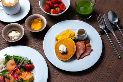 朝食は、地元の厳選食材を中心としたバラエティ豊かなメニューがそろう。写真は冬季および夏の繁忙期のビュッフェメニュー。