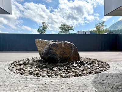 正面玄関前にある巨石は、人工物ではなく天然のもの。ホテルの建設時、地中から偶然姿を現した巨石をモニュメントとして残し、自然との調和を体現している。