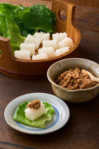 きじま家なつかしの味。野菜たっぷりの肉味噌で愉しむ「葉巻きご飯」。
