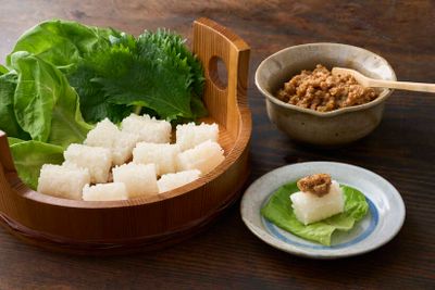 炊き立てのご飯を抜型で俵形に抜き、サラダ菜、大葉とともに盛り、肉味噌を添える。サラダ菜や大葉（一緒でも）の上にご飯をおき、肉味噌をのせて包んで食べる。