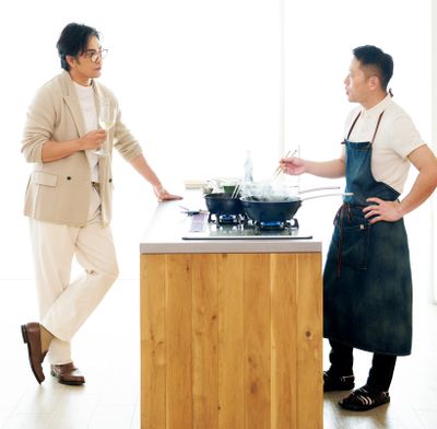 栗原心平さんと俳優の北村一輝さん。