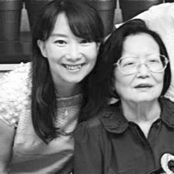 介護のために香港の実家に帰省中のアグネスさんとお母様。