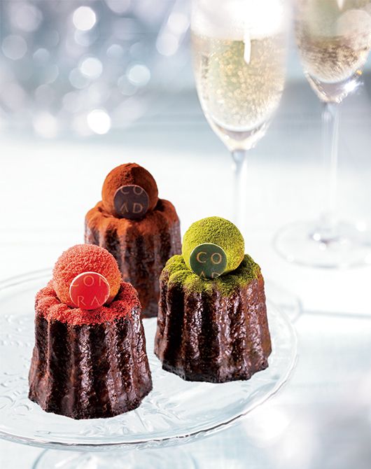 チョコレート、ストロベリー、抹茶の3種類のトリュフショコラをカヌレの上にのせた「フォンダン・カヌレ」。「ストロベリーは温めることで甘い香りがより引き立ち、カヌレ生地との絶妙なバランスが楽しめるので、特におすすめです」と松本さん。