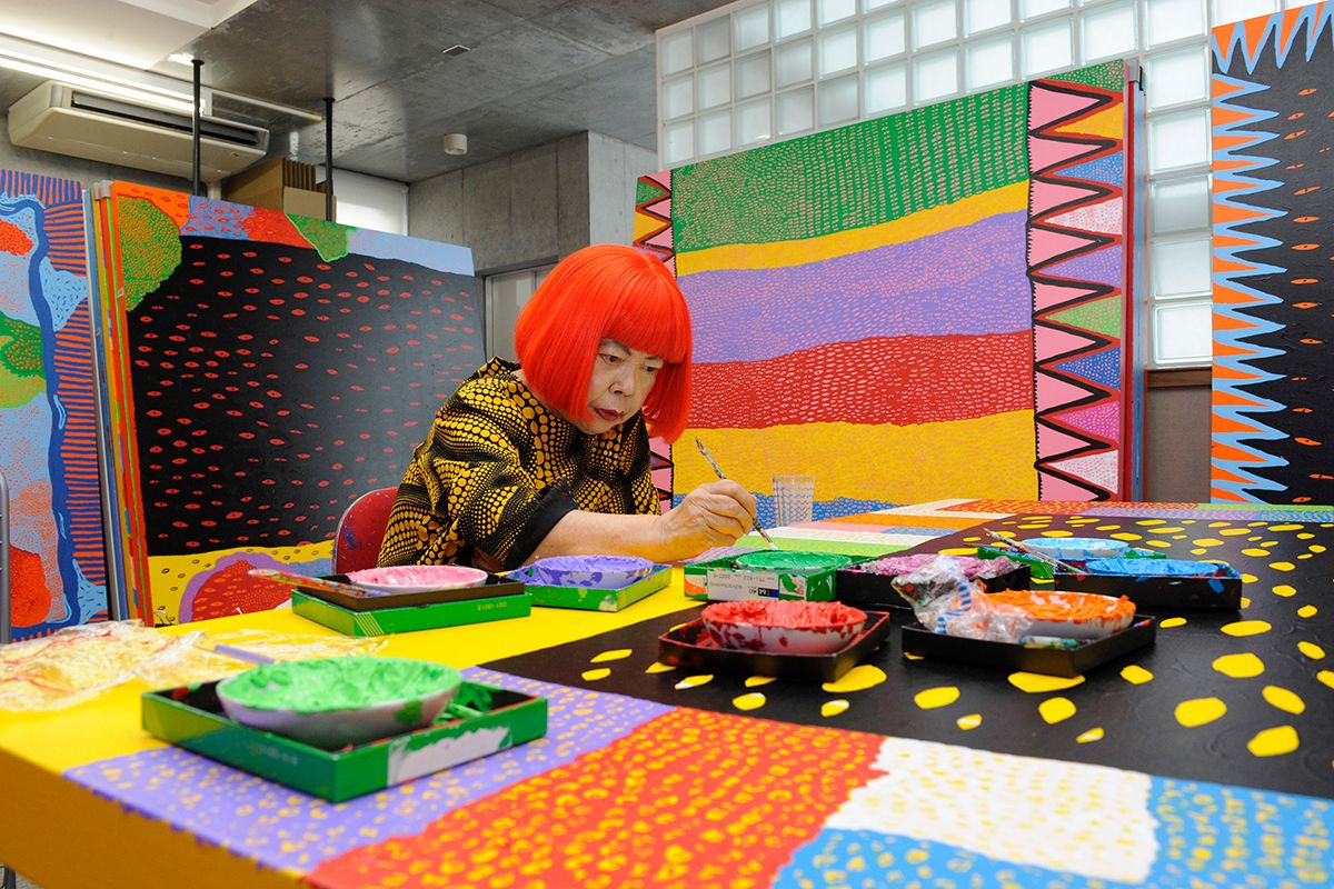 東京のスタジオで「わが永遠の魂」シリーズの制作風景。©YAYOI KUSAMA