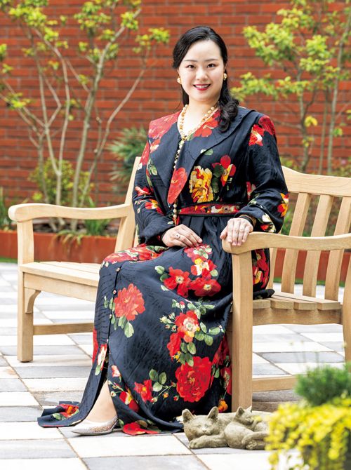 美術館中庭のベンチでくつろぐ桑原さん。