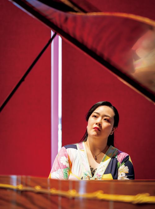 軽井沢安東美術館「サロン ルダミエ」で演奏する桑原さん。力強さと柔らかさとが同居した豊かな響きで聴衆を魅了した。
