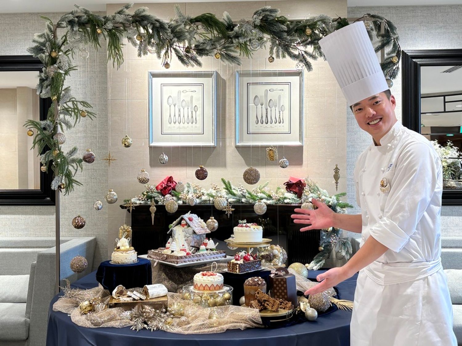 メディア発表会にて、クリスマスコレクションとエグゼクティブ シェフ パティシエ永井翔也氏。
