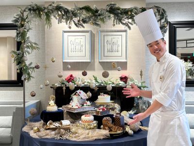 メディア発表会にて、クリスマスコレクションとエグゼクティブ シェフ パティシエ永井翔也氏。
