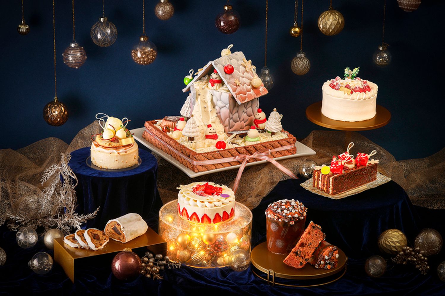 「ホテル インターコンチネンタル 東京ベイ」の2026年クリスマスケーキ&スイーツコレクション。「オーナメントギャラリー」をテーマにした5種類のケーキと、シュトーレン、パネットーネが揃う。 