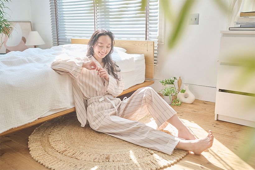 どんな体形にもなじんでリラックス感を生む絶妙なシルエット。機能性スリープウエア ロングシャツ&ロングパンツ 3万1790円/パジュー