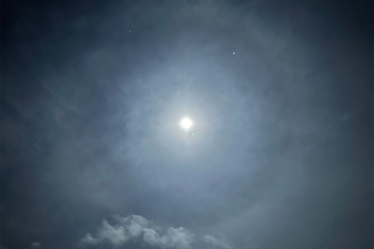 夜空に現れる美しい光の現象。月の周りにできる光の輪「月暈」を眺める