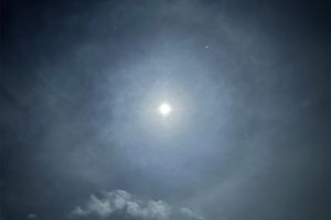 夜空に現れる美しい光の現象。月の周りにできる光の輪「月暈」を眺める