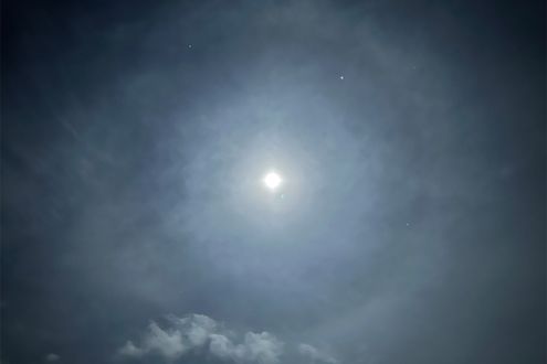 夜空に現れる美しい光の現象。月の周りにできる光の輪「月暈」を眺める