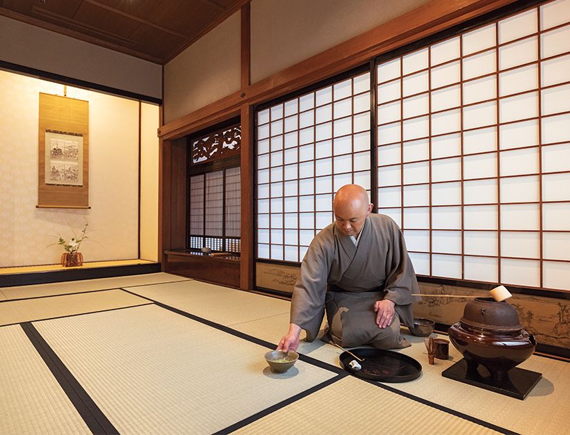 表千家教授の大村康太郎さんによる茶道体験。甘露な水で点てる一服をいただく。