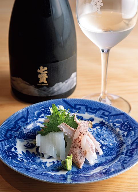 日本酒ペアリングとともに楽しむディナーより。白いかのお造りには世界一に輝いた「七賢純米大吟醸 白心」を。