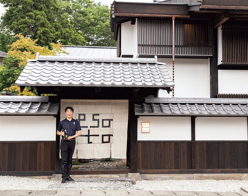 酒蔵のある母屋に軒を連ねる文化屋敷を宿へとリノベーション。玄関にて北原対馬社長。