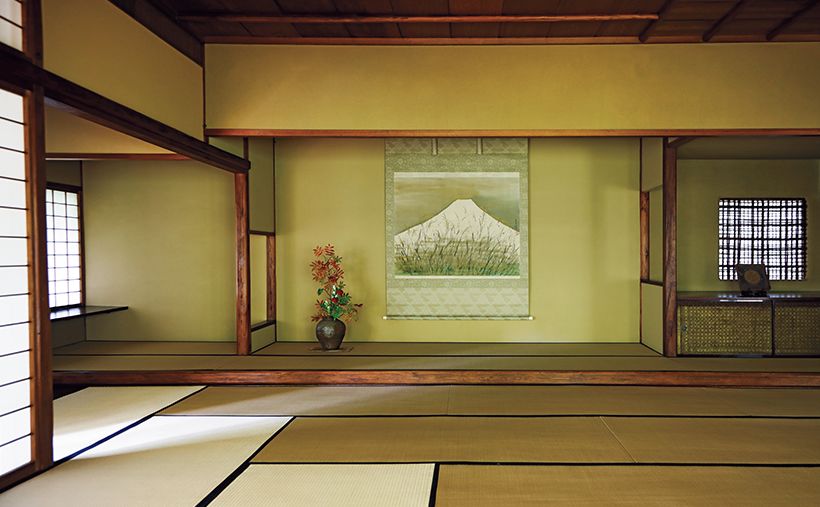 1950年に昭和天皇のご宿泊所として建てられた、近代数寄屋建築の巨匠・堀口捨己設計の「御幸の間」。魯山人が描いた「武蔵野」と、旧蔵の古信楽檜垣文壺で秋の趣向に。