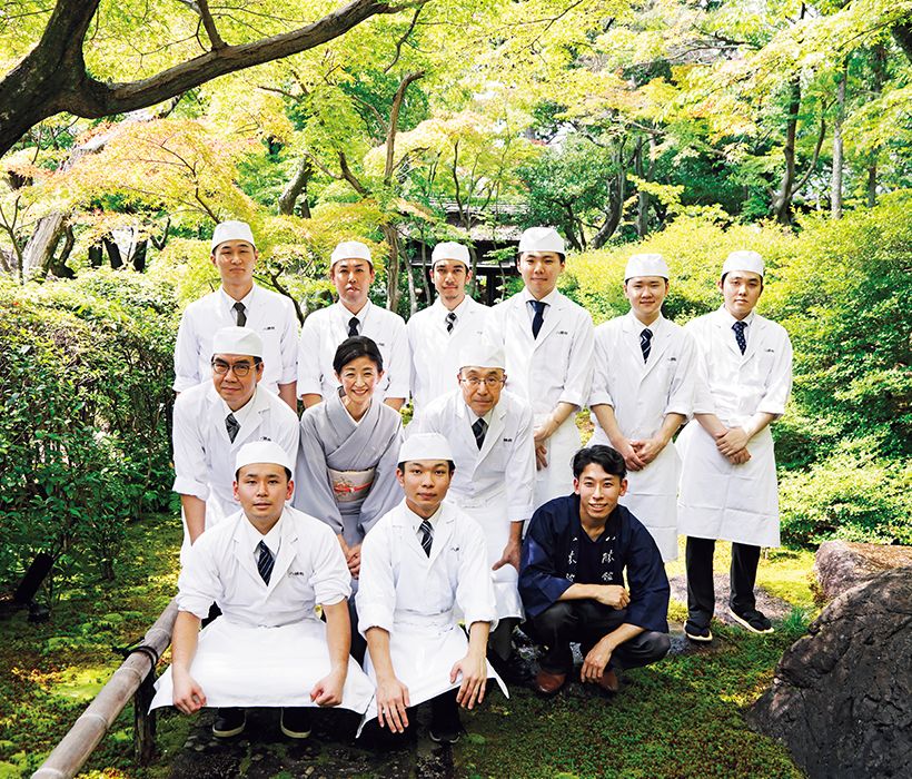 伝統を受け継ぐ板場の料理人たちと庭の景観を守る庭番で、女将の杉浦香代子さんを囲んで。香代子さんの左隣が三田浩充料理長。