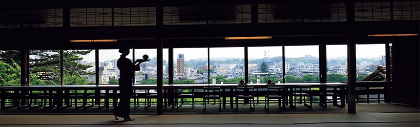 大広間の窓からは、かつて前田家の居城だった金沢城跡と兼六園の緑を一望。眼下に犀川が悠々と流れる。この眺めとともに味わうかに粥が、新たな名物となっている。