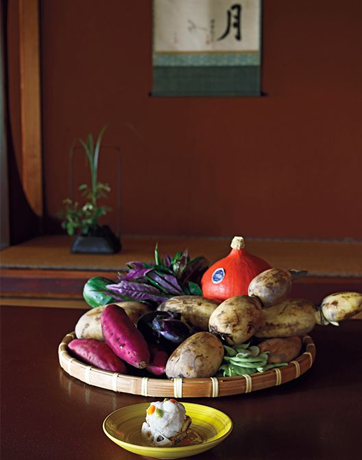 金時草や五郎島金時など個性ある加賀野菜が、加賀料理を豊かに彩る。手前の「蓮蒸し」は加賀れんこんをすりおろし、つなぎなしでもっちりと蒸し上げた。でんぷん質が多く粘り強い加賀れんこんの特徴を生かした郷土料理。