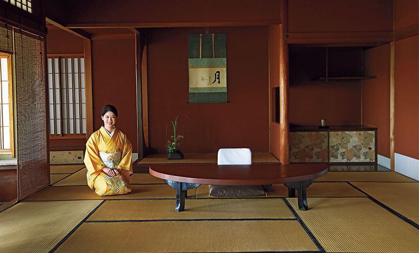 「月の間」の壁は前田家ゆかりの群青ではなく一段控えめな紅殻色。地袋には主家から賜った帯があしらわれる。随所に前田家との深い縁と心遣いが息づく。17代目女将の鍔裕加里さんは、歴史を大切に守りつつ新風を吹き込んでいる。