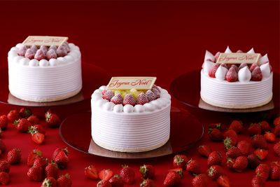 「ホテルニューオータニ」のクリスマスには、多彩なショートケーキがラインナップ。左から、「新エクストラスーパーあまおうショートケーキ」、「エクストラスーパーダブルショートケーキ」、「新スーパーあまおうショートケーキ」。