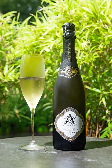 フレッシュでエレガントな高品質スパークリング「House of Arras（ハウス オブ アラス） A by Arras Premium Cuvee NV」5830円。冷涼なタスマニアで育つピノ・ノワールとシャルドネが主体。シャンパーニュ方式で造られ、きめ細やかな泡と複雑な香りが特徴。ワインのコメントは森 覚さん（アンダーズ 東京・ホテル虎ノ門ヒルズ エグゼクティブ ソムリエ) による（以下同）。→まとめて初出に入れます