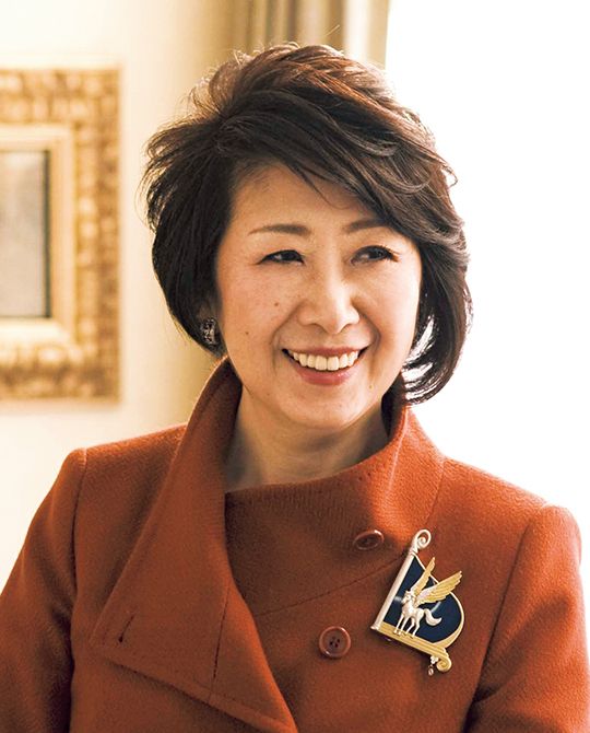 ジュエリーデザイナー 水野薫子 2025年10月24日、アッコルシ・オメット美術館に２作品（「夜叉ヶ池」と「天守物語」）が寄贈された。泉鏡花の戯曲に触発された作品は芸術に昇華し、日本とイタリアの文化と歴史を繫ぐ存在となった。