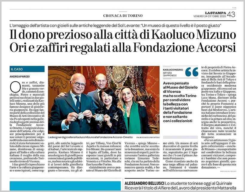 イタリアの全国紙「ラ・スタンパ」（2025年10月24日）に、アッコルシ・オメット美術館への寄贈式典の様子が掲載。左からキュレーターのエルマンノ・テデスキ氏、同館館長のルカ・マナ氏、水野薫子氏、ジュエリー 評論家のパオラ氏。