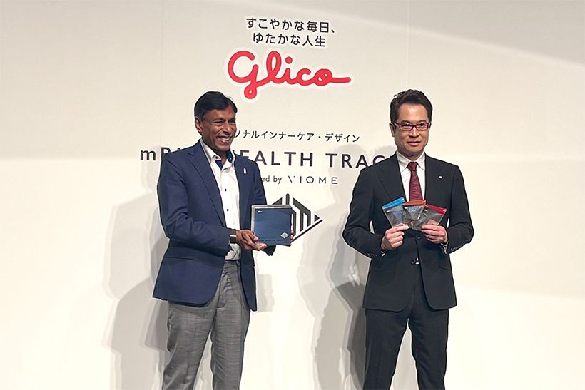左からバイオーム・ライフサイエンス社CEOのナヴィーン・ジェインさん、江崎グリコ代表取締役社長の江崎悦朗さん。