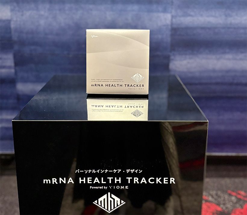 mRNA HEALTH TRACKER® 単品価格は7万9200 円(一定期間内のリピート購入で割引あり)。パーソナルミールキットは主食と主菜、温野菜、野菜ソールのセットが1食2100円。写真はmRNA HEALTH TRACKER®。/江崎グリコ