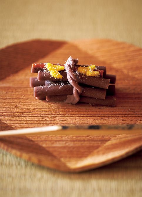 暮れの茶席に用いる遠州茶道宗家の留め菓子「小お原はら木ぎ 」。かつて小お原はら女め（大原女）が頭にのせて京都に運んだ束ね柴を意匠化し、源太萬永堂に注文した菓子。