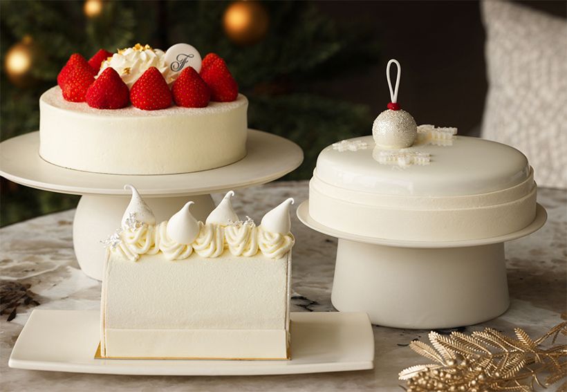 「フェアモント東京」の2026年クリスマスケーキ。左から、「クリスマス ショートケーキ」、「クリスマス ホワイト ログ」、「バニラ & キャビアライム クリスマスケーキ」。