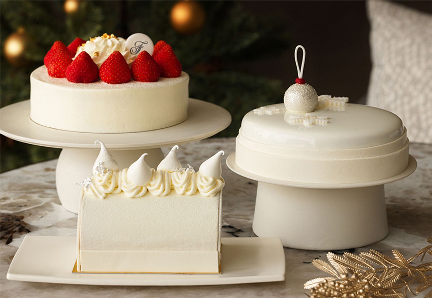 「フェアモント東京」の2026年クリスマスケーキ。左から、「クリスマス ショートケーキ」、「クリスマス ホワイト ログ」、「バニラ ＆ キャビアライム クリスマスケーキ」。 