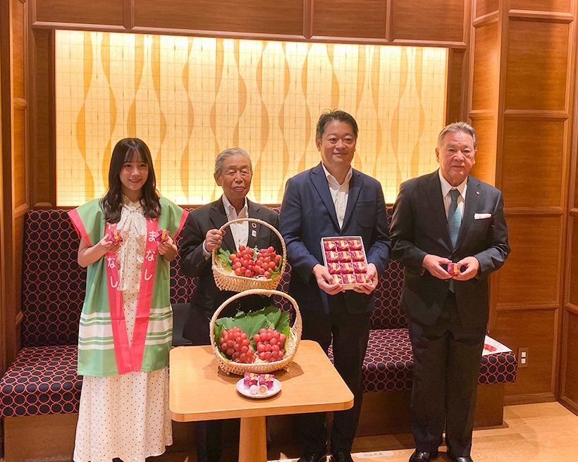 商品発表会に登壇した、山梨県知事 長崎幸太郎（ながさき こうたろう）  ・ 株式会社 宗家 源 吉兆庵　代表取締役　岡田 憲明 （おかだ けんめい） ・ JA山梨中央会 会長 小池一夫（こいけ かずお）  ・ つばきファクトリー やまなし大使 河西 結心（かさい ゆうみ）