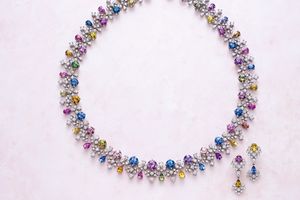 【TASAKI】虹のように連なる繊細なカラーパレットを纏って