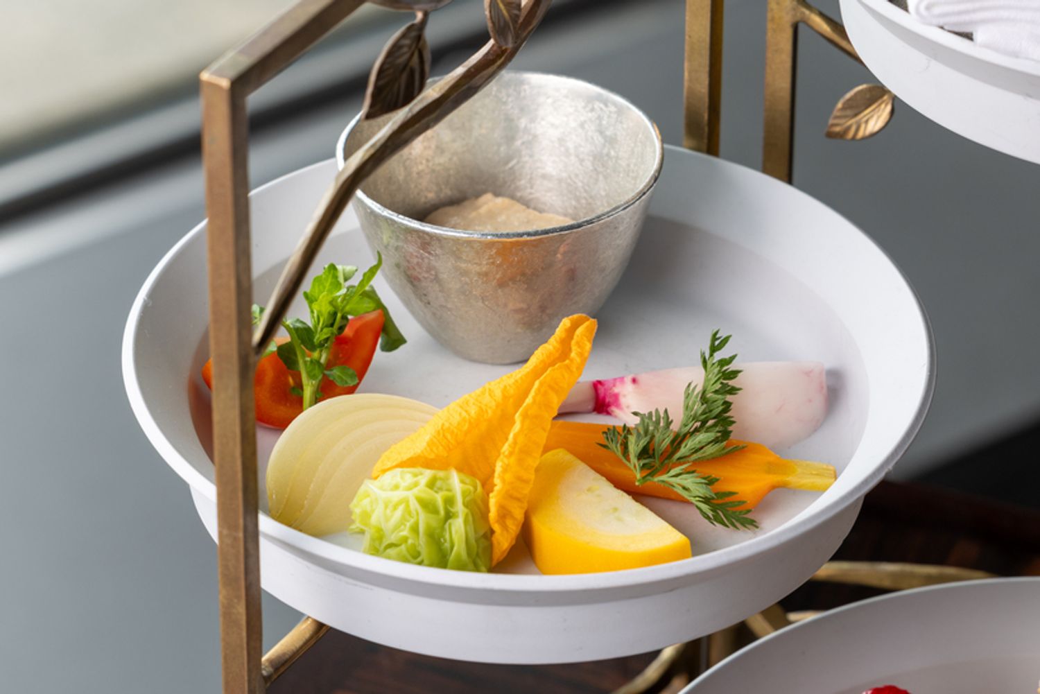 旬のおいしさを堪能できる「季節野菜とオリーブソース」。