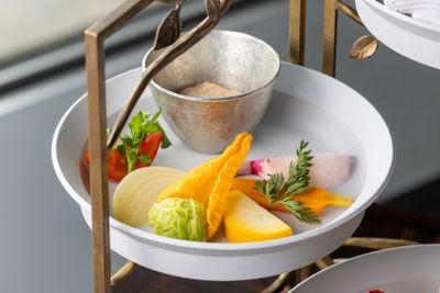 旬のおいしさを堪能できる「季節野菜とオリーブソース」。