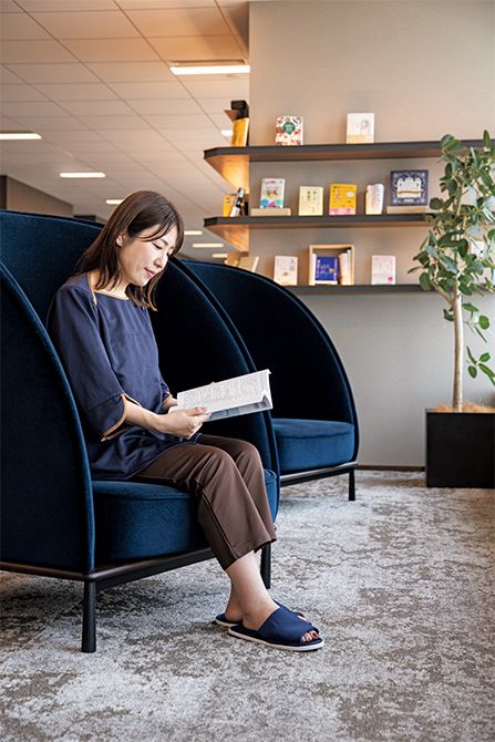 心からリラックスできるよう待合の椅子にもこだわる。一度座ると立ち上がりたくない人が続出する。