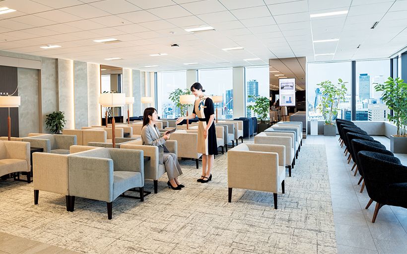 「ホスピタルロビー」の明るく落ち着い た空間は受診者の安心感を誘う。ここで渡さ れるタブレット端末を案内人に、気持ちの弾 む健康診断が始まる。