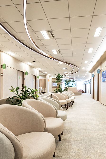 高精度の健診技術に最新機器を揃える検査中核エリアの「メディカルサロン」。曲線美を取り入れた内装で受診者の緊張感を和らげる。