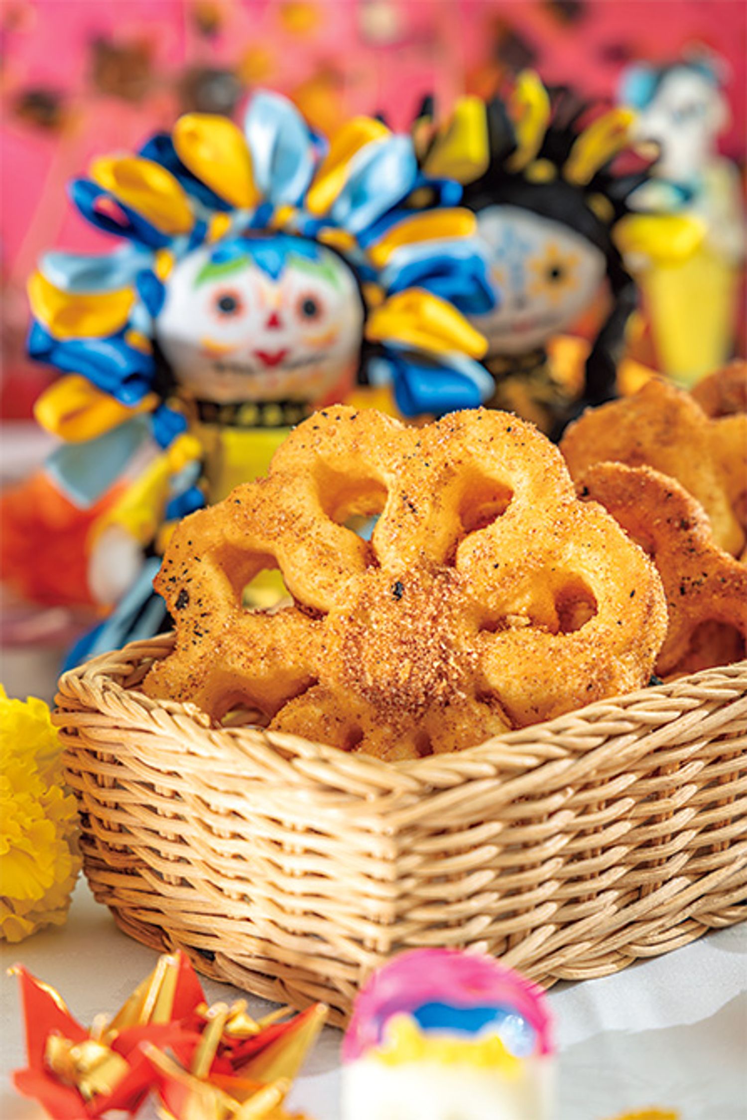 メキシ コの伝統的なスイーツ、ブニュエロも祭壇に。