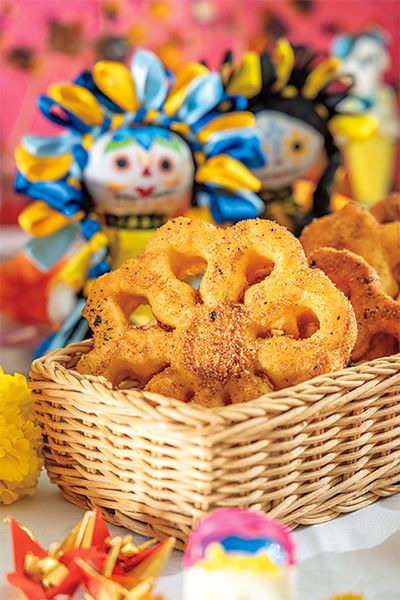 メキシ コの伝統的なスイーツ、ブニュエロも祭壇に。