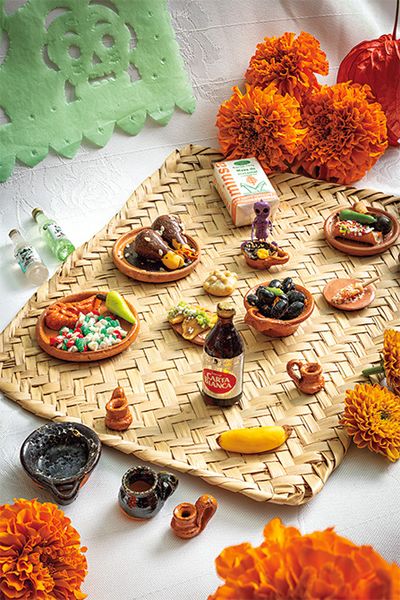 皆で食事を楽しむ シーンを表すオーナメントも祭壇を楽しく飾る。