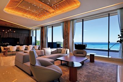 2階にあるリビング・ダイニング。建物の中にいても海がすぐそばに感じられる見事な眺望。